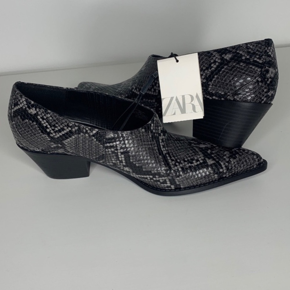 Zara snakeskin point toe ankle boots 🖤